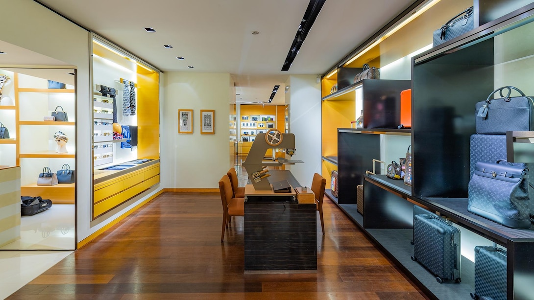 V Collection Rome Italy Louis Vuitton Roma Via Condotti Store in Roma, Italy | Louis Vuitton