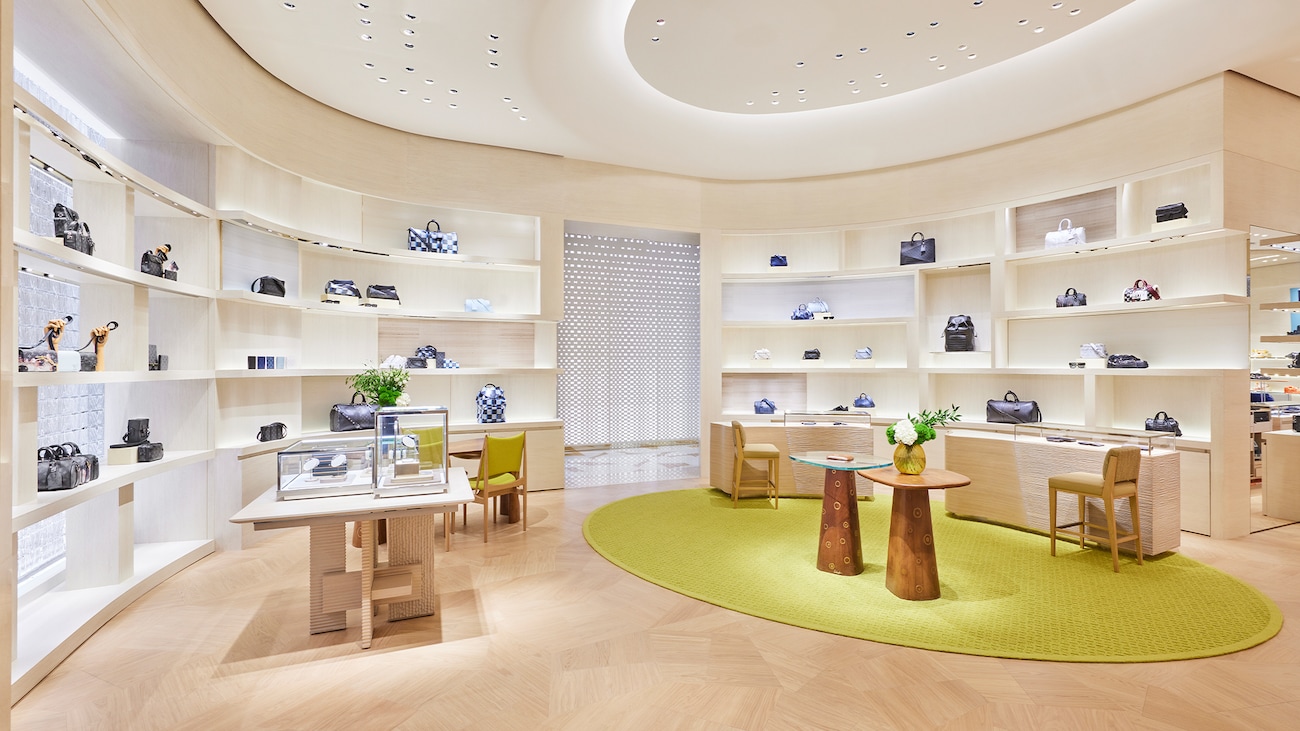 Louis Vuitton Dubai Mall Fashion Avenue Store in Dubai, United Arab ...