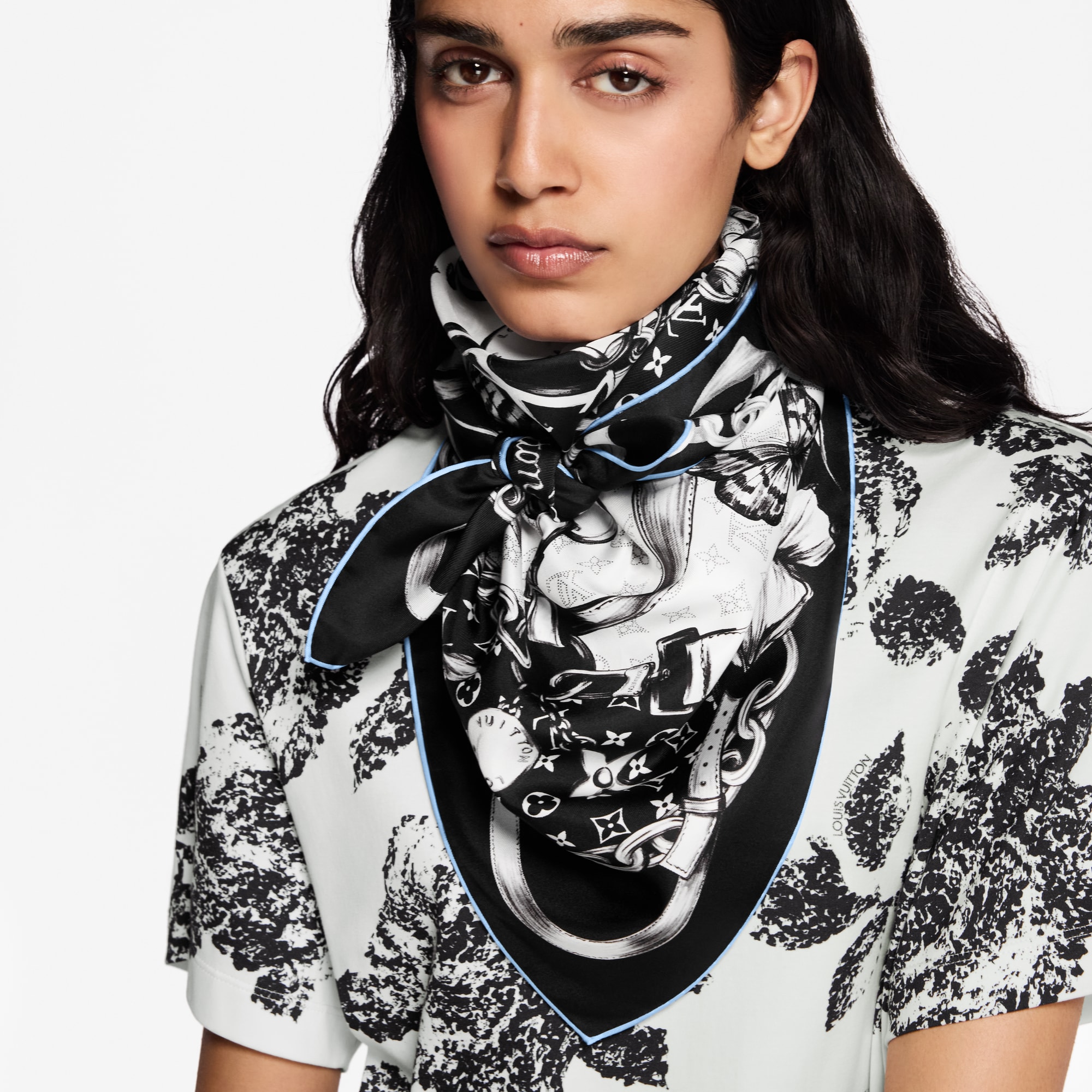 Blooming Monogram Square 90 S00 in Women