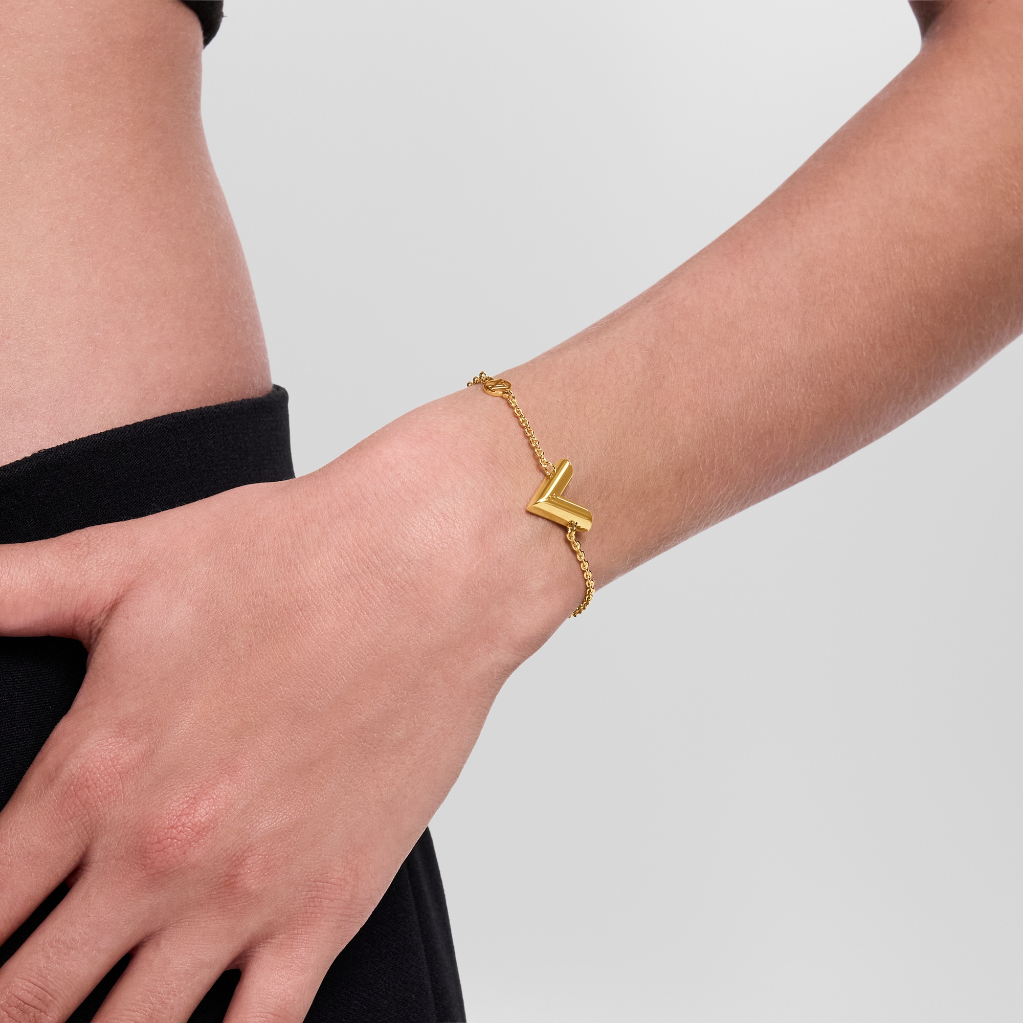 Essential V bracelet S00 in Gifts