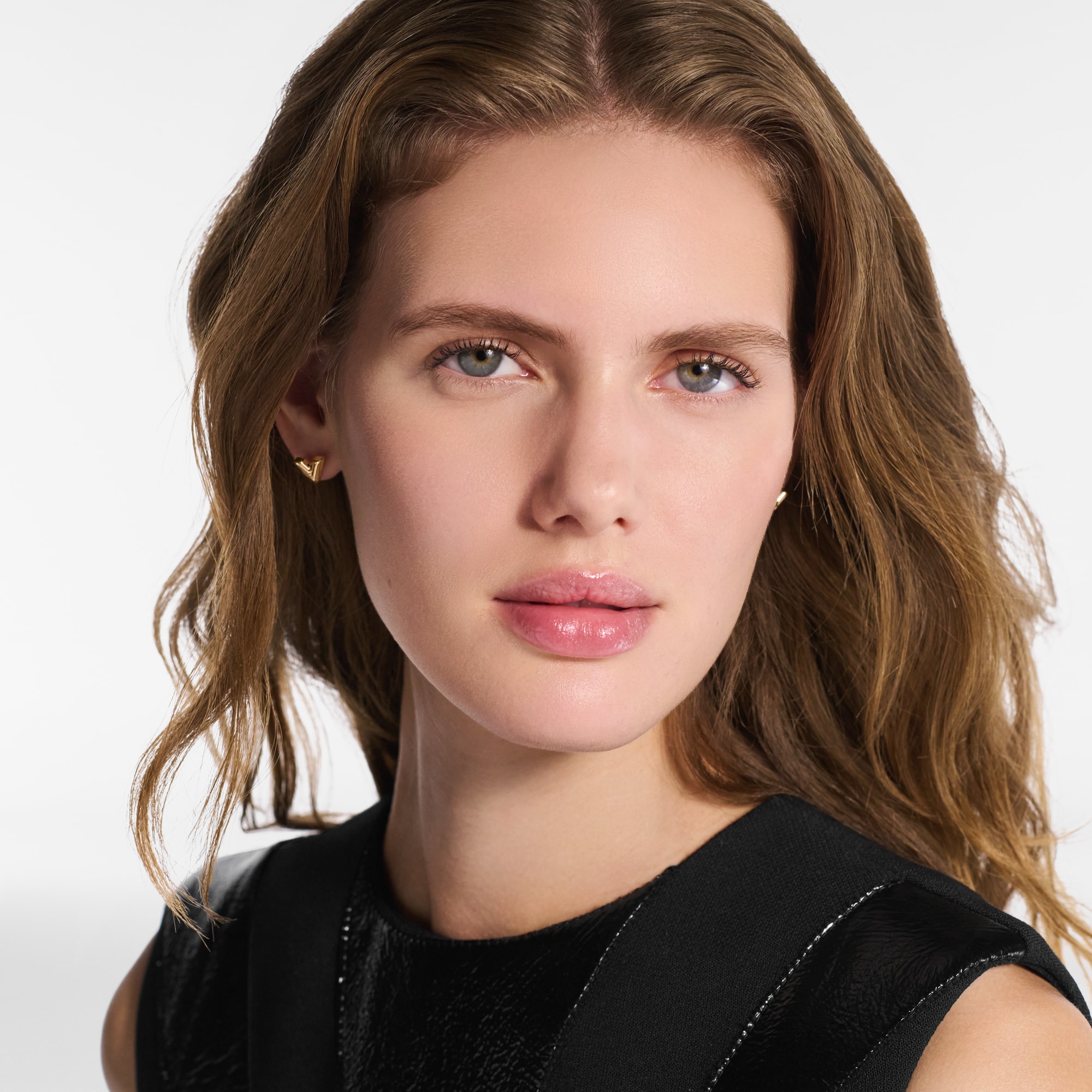 Essential V Stud Earrings S00 in Women