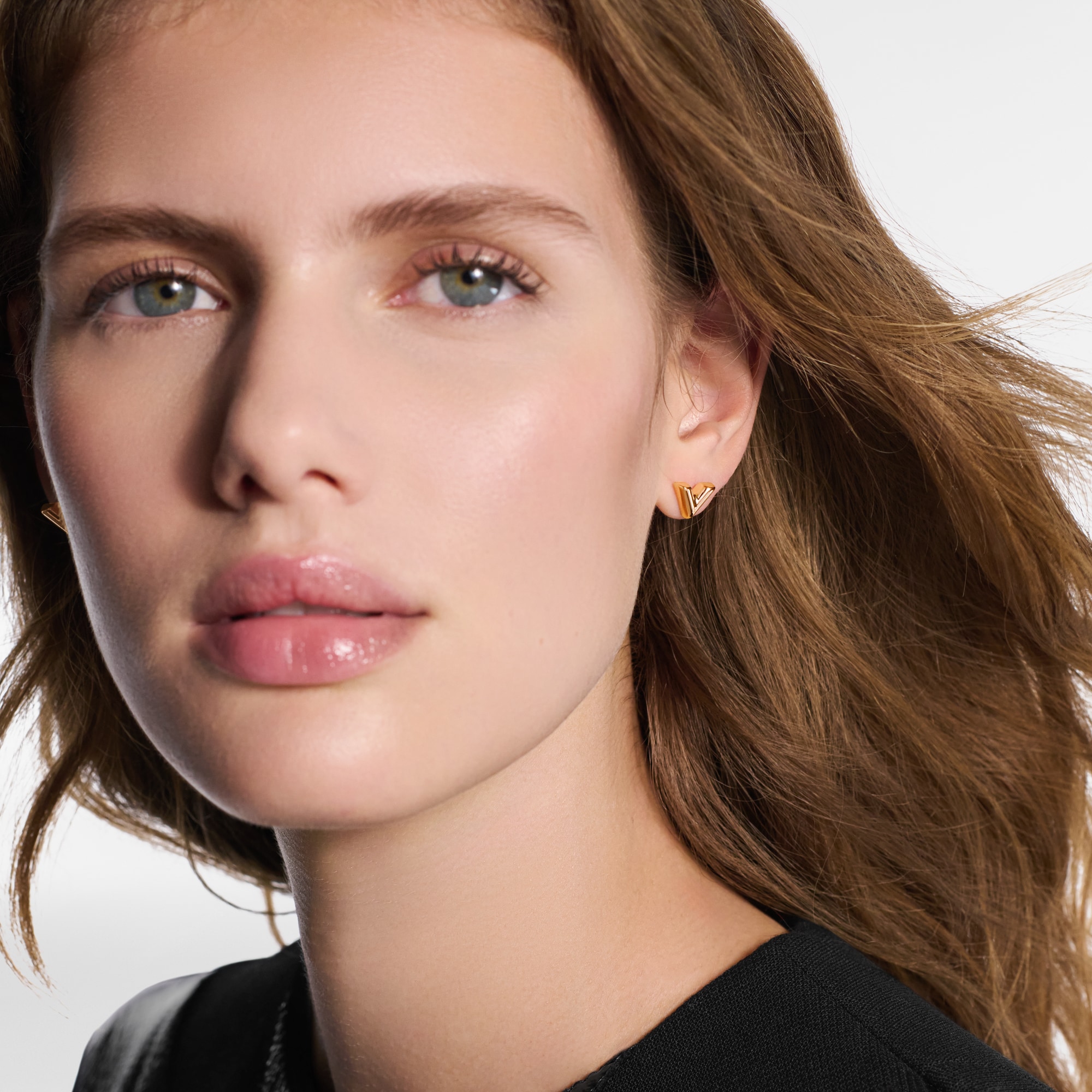 Essential V Stud Earrings S00 in Women