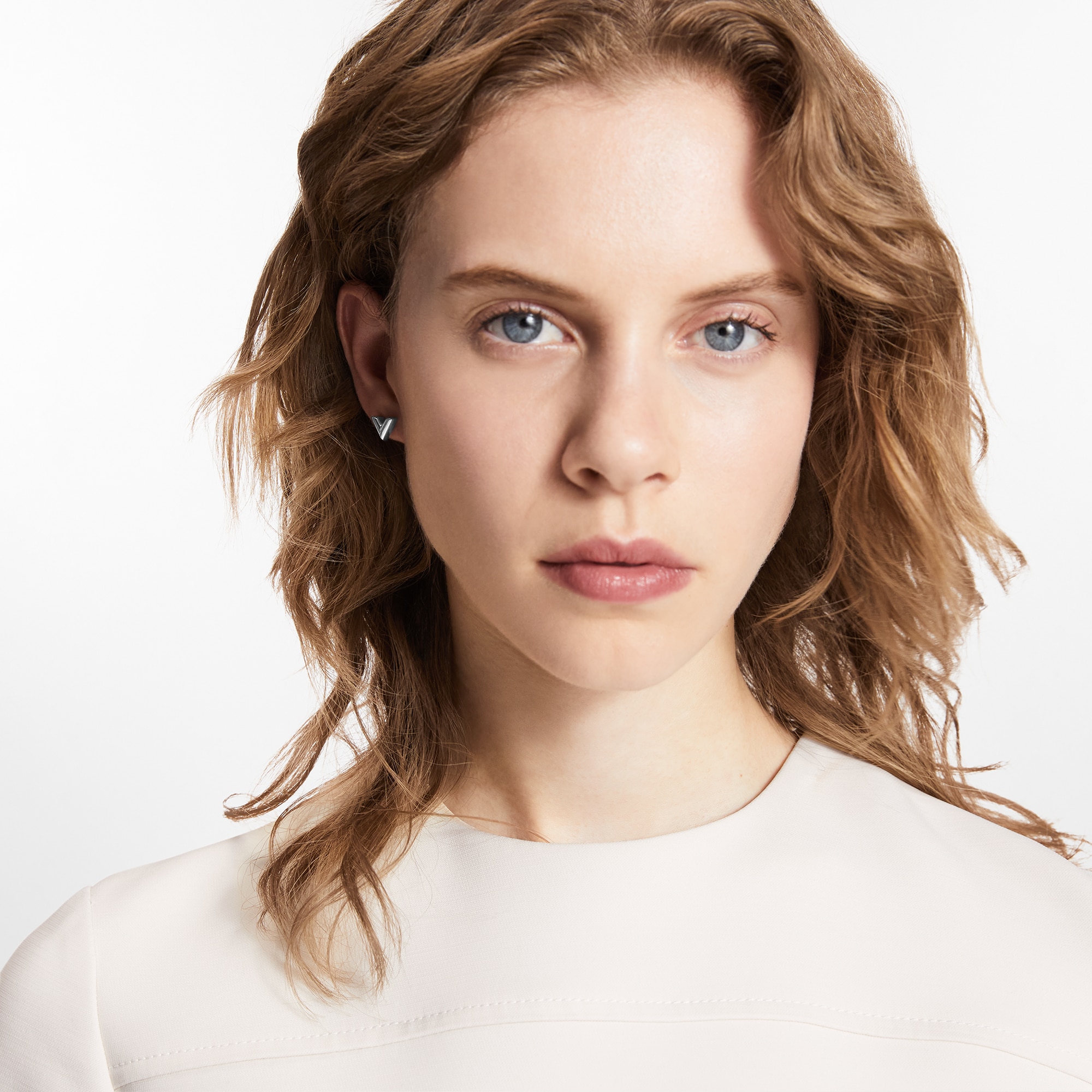 Essential V Stud Earrings S00 in Women