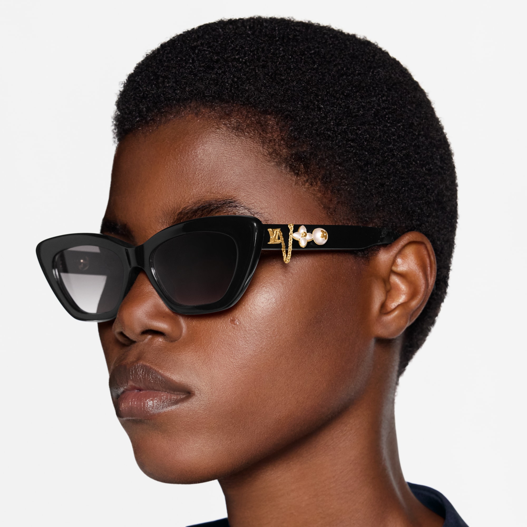 LV Charms Cat Eye Sunglasses S00 - Accessories | LOUIS VUITTON display picture 1