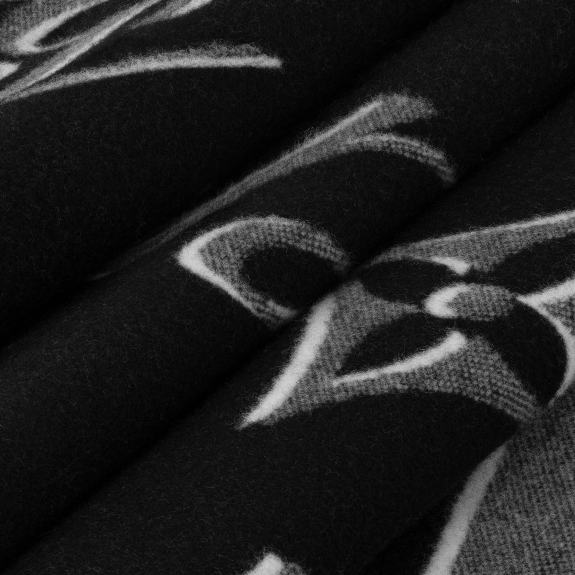 LV Vers Scarf S00 in Men