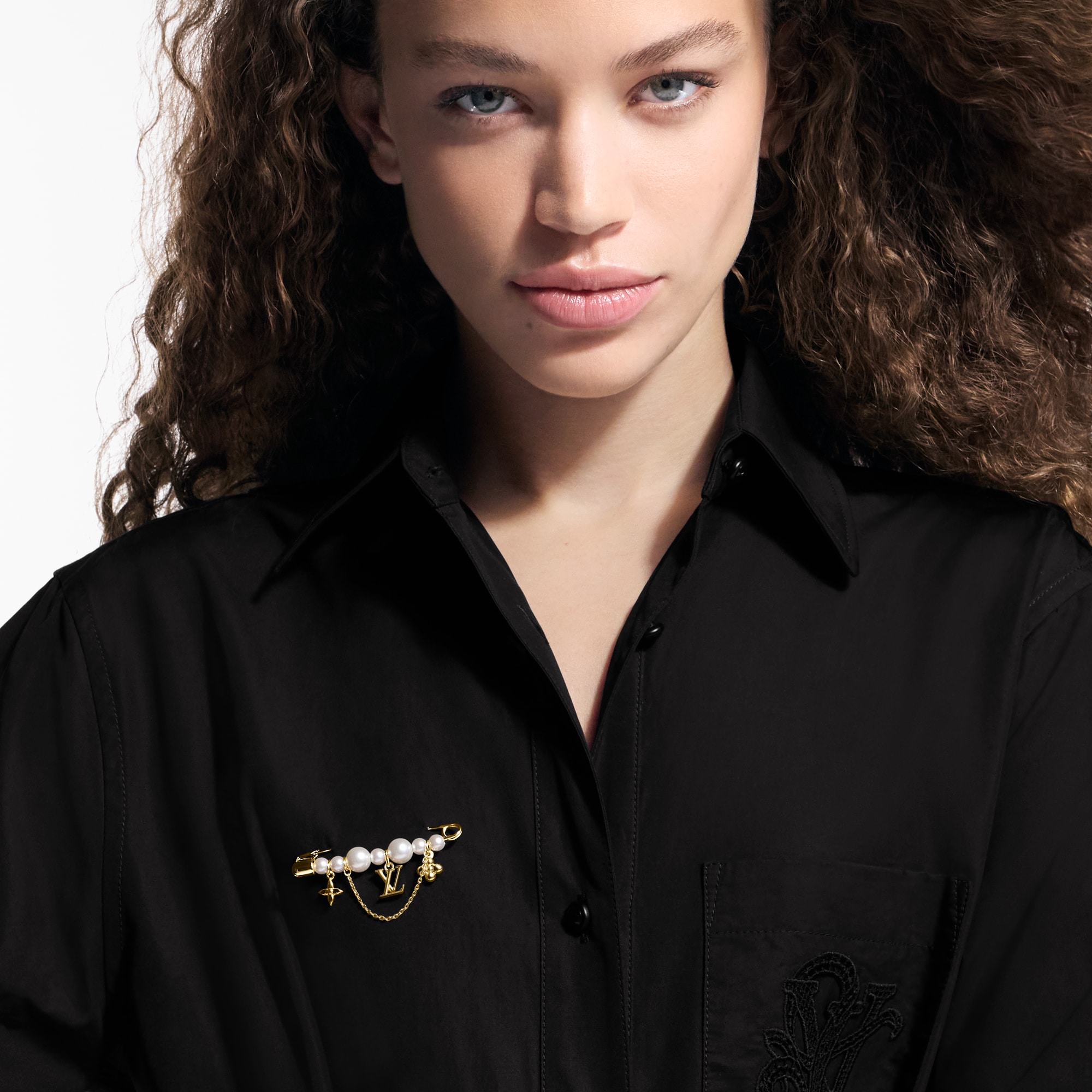 Pearl River Brooch S00 in Women